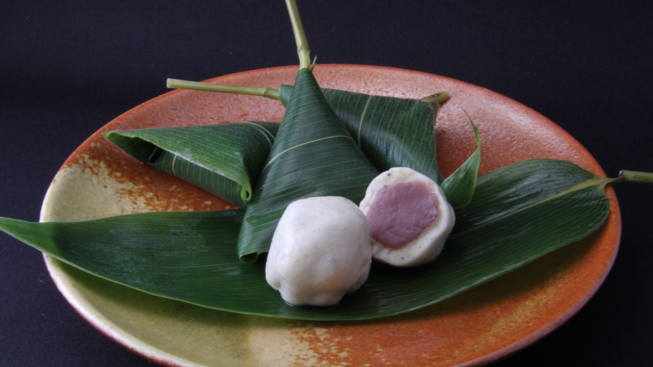 御膳餡(漉し餡)を青海苔麩で包み、熊笹で包んだ定番の餡入笹まき麩
